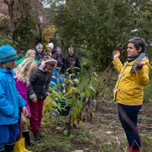 [Translate to English:] Dr. Maximiliane Schumm mit Kindern im Unigarten
