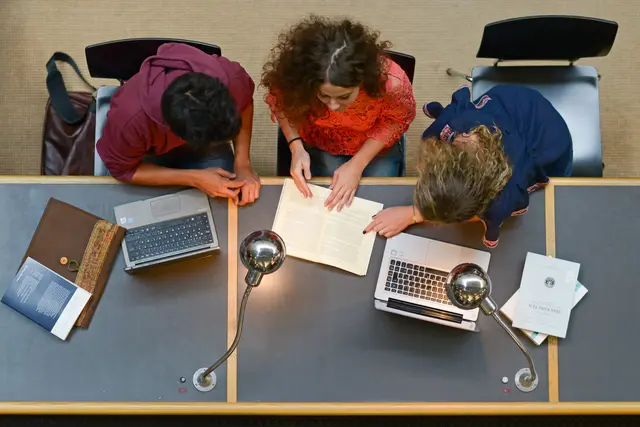 Studierende in Bibliothek
