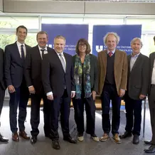 (v.l.) Prof. Dr. Georg Rosenfeld (Vorstand Wirtschaftsförderung/Digitalisierung der IFG Ingolstadt), Prof. Dr. Jens Hogreve (KU-Vizepräsident für Forschung und wissenschaftlichen Nachwuchs), Dr. Reinhard Brandl (MdB), Oberbürgermeister Dr. Christian Lösel, KU-Präsidentin Prof. Dr. Gabriele Gien, Gabriel Engert (Referent für Kultur und Bildung der Stadt Ingolstadt), Prof. Dr. Michael Becht (Prodekan der Mathematisch-Geographischen Fakultät) und Prof. Dr. Götz Pfander (Dekan der Mathematisch-Geographischen Fakultät) bei der Vorstellung des "Instituts für Angewandte Mathematik, Maschinelles Lernen und Data Science". (Fotos: Klenk/upd)