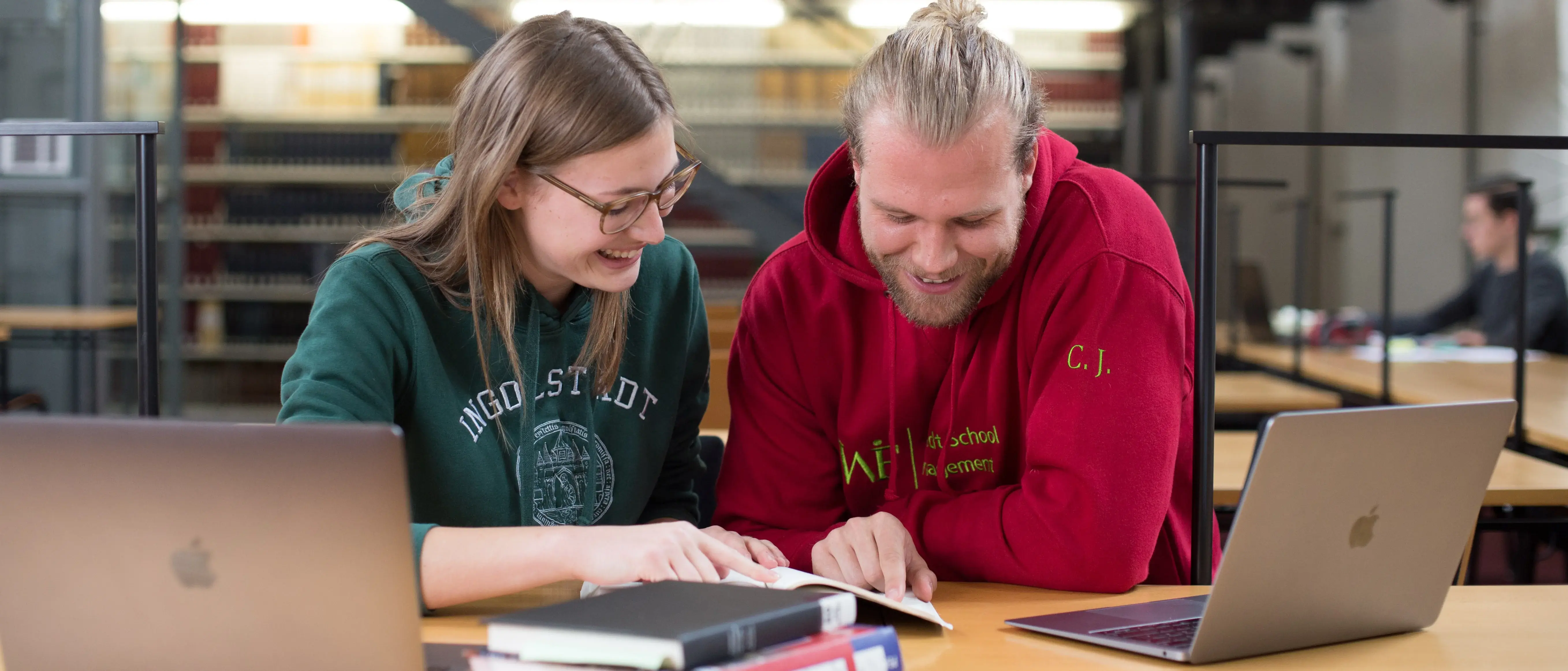 Studenten in der Bibliothek
