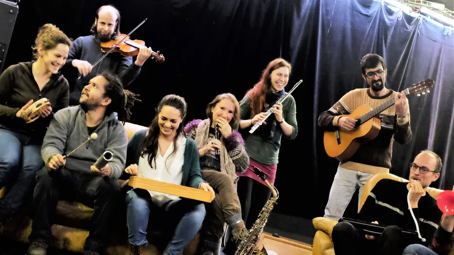 Als Semesterprojekt von Studentinnen des Masterstudiengangs „Community Music“ der KU sind In Ingolstadt und Salzburg „Community Music-Orchester“ initiiert worden. Diese bringen Menschen generationenübergreifend Menschen aus unterschiedlichsten Bereichen zusammen – unabhängig von den musikalischen Vorkenntnissen. Der Ansatz des Studiengangs, ein wissenschaftliches Studium mit einem gemeinnützigen Engagement zu verknüpfen und die gesammelten Erfahrungen gemeinsam mit Dozierenden zu reflektieren ist jetzt mit dem Uniservitate-Award für Service-Learning ausgezeichnet worden. 