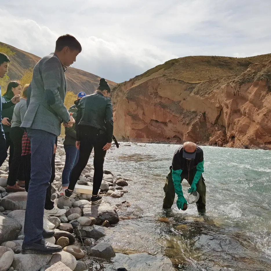 Honorary Professor Dr. Benno Kügel (KU) taking samples at the Naryn river. (Photo: Betz/upd)