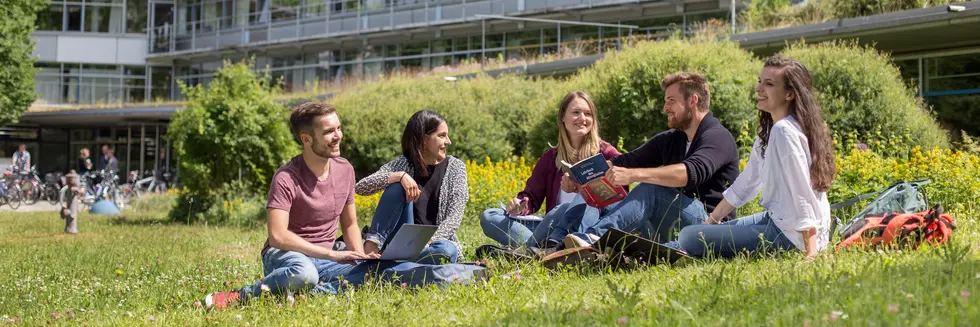 Studierende vor der Zentralbibliothek