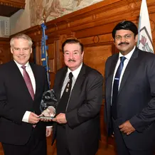 (f.l.) Ingolstadt Mayor Dr. Christian Lösel presented the BESH Legacy Award to Prof. Dr. David Stewart in the presence of speaker Prof. Dr. Shashi Matta (Co-founder of the BESH Research Institute at the Ingolstadt School of Management and Professor of Business Administration, Innovation and Creativity). (Photo: Kastl/City of Ingolstadt)