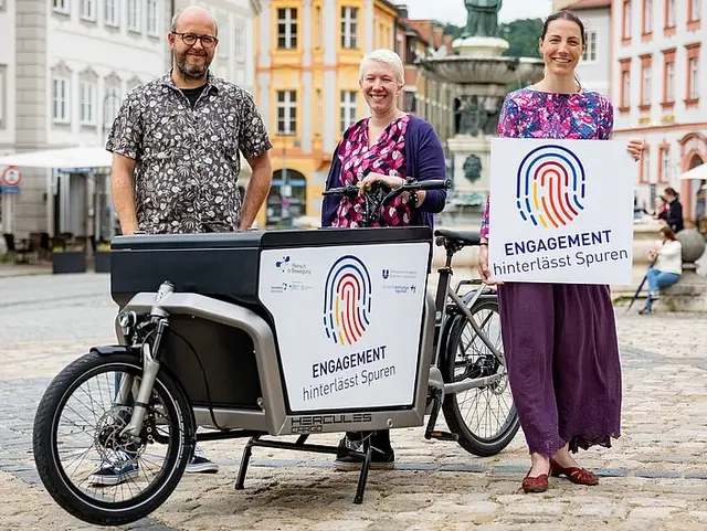 3 Personen mit einem Lastenrad auf dem Eichstätter Marktplatz 