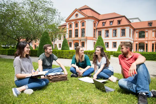 Studierende vor der Sommerresidenz
