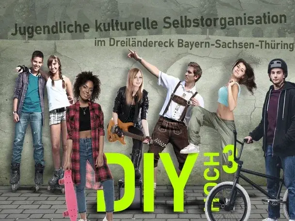 Junge Menschen vor einen Hauswand